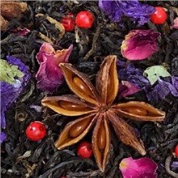Восточное наслаждение Черный чай в окружении пряной смеси специй - имбиря, корицы, гвоздики, бадьяна, розового перца, лепестков роз с цветками мальвы.